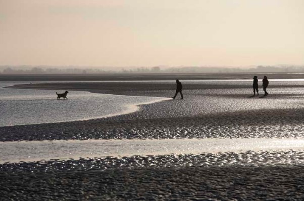 Spaziergänger bei Ebbe in der Bucht der Somme (c) Michael Kneffel
