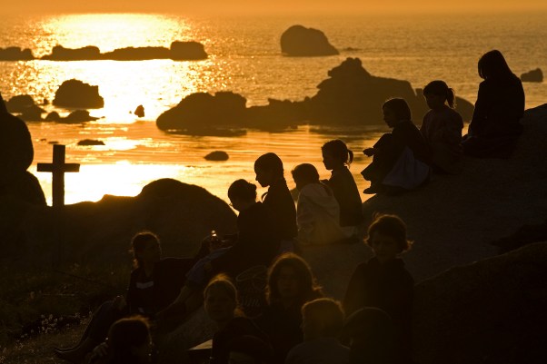 Kinder in der Bretagne im Abendlicht © Michael Kneffel