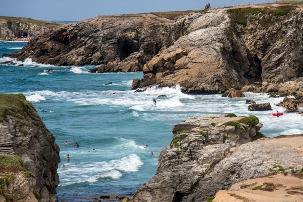 Badende und Surfer riskieren Kopf und Kragen © Michael Kneffel