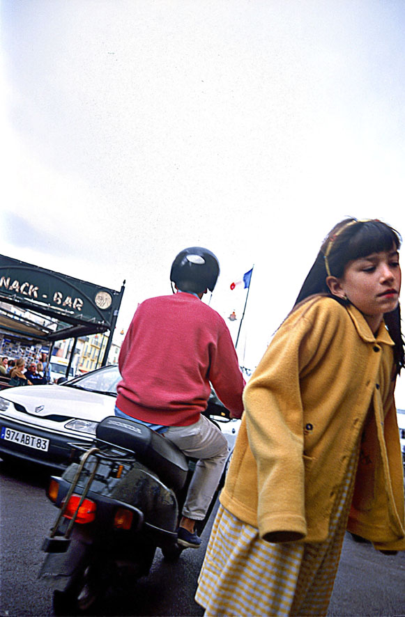 Rollerfahrer und Mädchen © Michael Kneffel