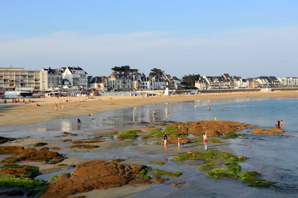Blick auf den Hauptstrand von Quiberon am frühen Abend © Michael Kneffel