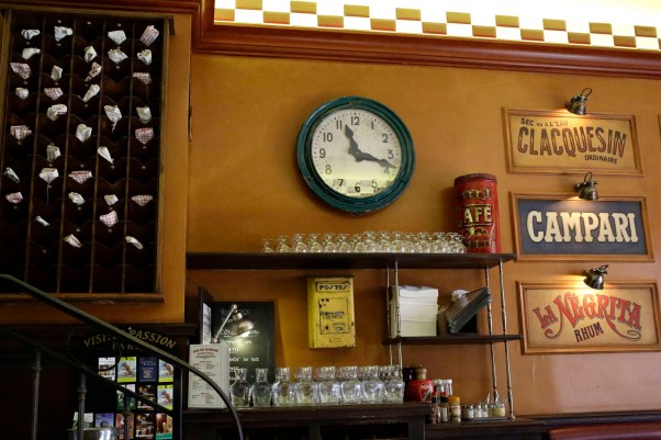 Wand mit Serviettenregal in der Bar du Marché © Michael Kneffel