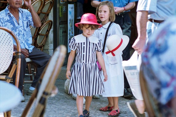 zwei Mädchen in Sarlat © Michael Kneffel