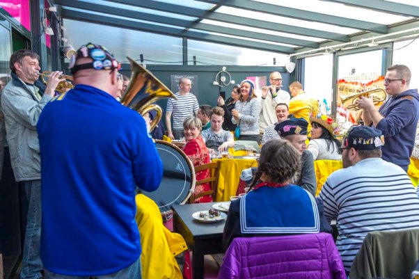 gute Stimmung und Höllenlärm in den Brasserien © Michael Kneffel