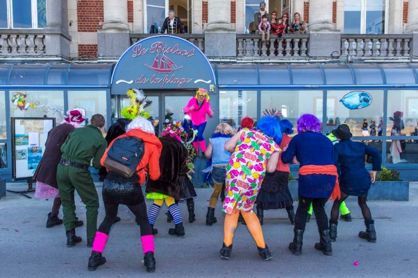 erst mit dem Hintern wackeln, dann der Sardinen-Tanz © Michael Kneffel