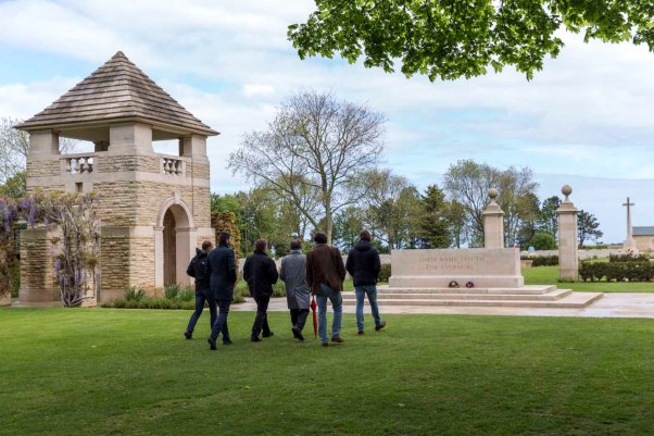 Besucher auf dem Weg zum kanadischen Soldatenfriedhof in Beny-sur-Mer © Michael Kneffel