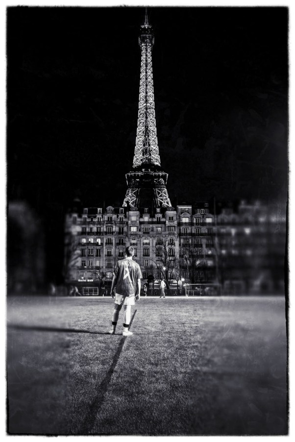 Fußballer vor dem Eiffelturm © Michael Kneffel