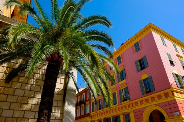 Bonbonfarben am Hafen von Nizza © Michael Kneffel