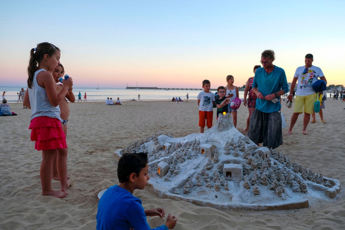 Strandburg mit Beleuchtung © Michael Kneffel