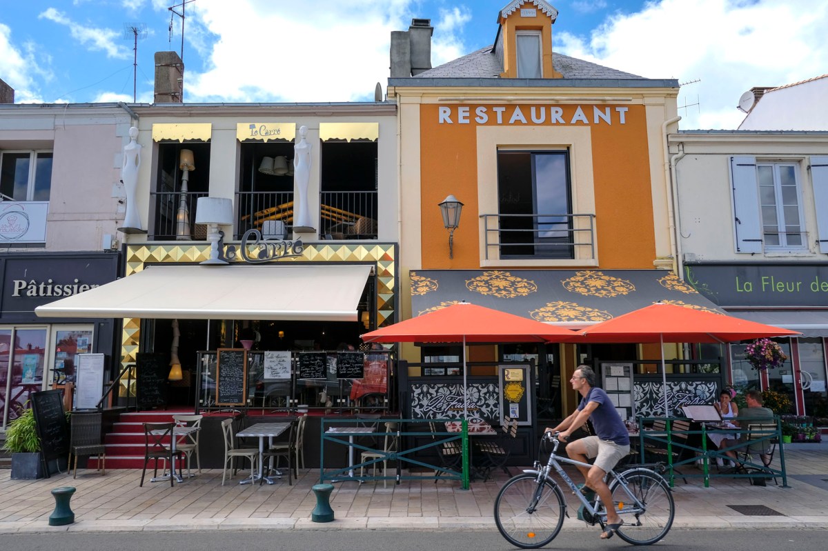 Restaurants am Hafen in la Chaume © Michael Kneffel